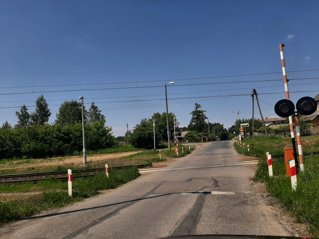 GMINA JEDLNIA – LETNISKO Antoniówka – Groszowice – Piotrowice  Przebudowa kolejnego odcinka tej drogi powiatowej to IV etap tej inwestycji, obejmujący odcinek o długości 1 060 metrów. Ma on zakończyć przebudowę całego ciągu drogowego o łącznej długości ponad 4,1 kilometra. Wartość tego zadania po przetargu to ponad 1,275 miliona złotych. Zakres prac obejmuje rozebranie istniejącej nawierzchni i stworzenie z niej podbudowy, wykonanie nowej konstrukcji jezdni, przebudowę istniejących zjazdów, wykonanie poboczy umocnionych kruszywem, przebudowę odwodnienia oraz wykonanie oznakowania. . Wykonawcą prac jest firma Budromost – Starachowice, a planowany termin zakończenia prac - do 25 października.