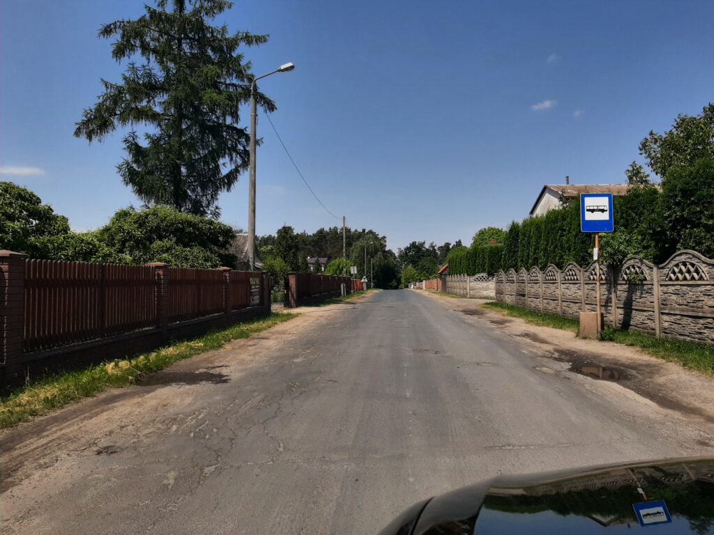 GMINA JEDLNIA – LETNISKO Antoniówka – Groszowice – Piotrowice  Przebudowa kolejnego odcinka tej drogi powiatowej to IV etap tej inwestycji, obejmujący odcinek o długości 1 060 metrów. Ma on zakończyć przebudowę całego ciągu drogowego o łącznej długości ponad 4,1 kilometra. Wartość tego zadania po przetargu to ponad 1,275 miliona złotych. Zakres prac obejmuje rozebranie istniejącej nawierzchni i stworzenie z niej podbudowy, wykonanie nowej konstrukcji jezdni, przebudowę istniejących zjazdów, wykonanie poboczy umocnionych kruszywem, przebudowę odwodnienia oraz wykonanie oznakowania. . Wykonawcą prac jest firma Budromost – Starachowice, a planowany termin zakończenia prac - do 25 października.