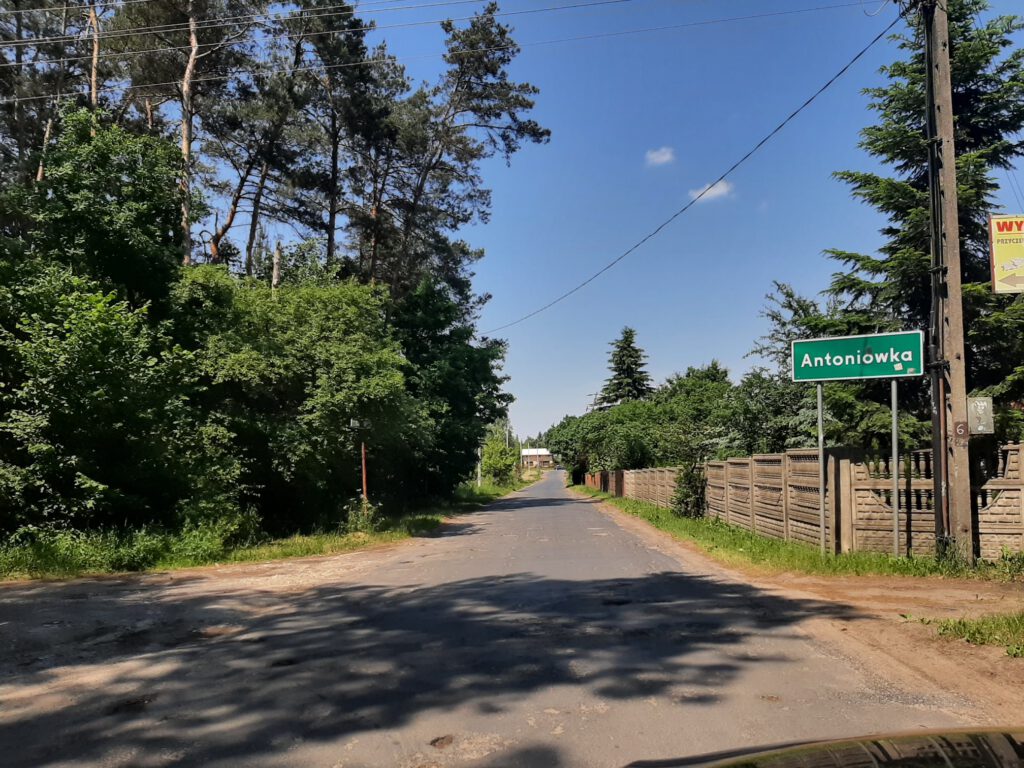 GMINA JEDLNIA – LETNISKO Antoniówka – Groszowice – Piotrowice  Przebudowa kolejnego odcinka tej drogi powiatowej to IV etap tej inwestycji, obejmujący odcinek o długości 1 060 metrów. Ma on zakończyć przebudowę całego ciągu drogowego o łącznej długości ponad 4,1 kilometra. Wartość tego zadania po przetargu to ponad 1,275 miliona złotych. Zakres prac obejmuje rozebranie istniejącej nawierzchni i stworzenie z niej podbudowy, wykonanie nowej konstrukcji jezdni, przebudowę istniejących zjazdów, wykonanie poboczy umocnionych kruszywem, przebudowę odwodnienia oraz wykonanie oznakowania. . Wykonawcą prac jest firma Budromost – Starachowice, a planowany termin zakończenia prac - do 25 października.