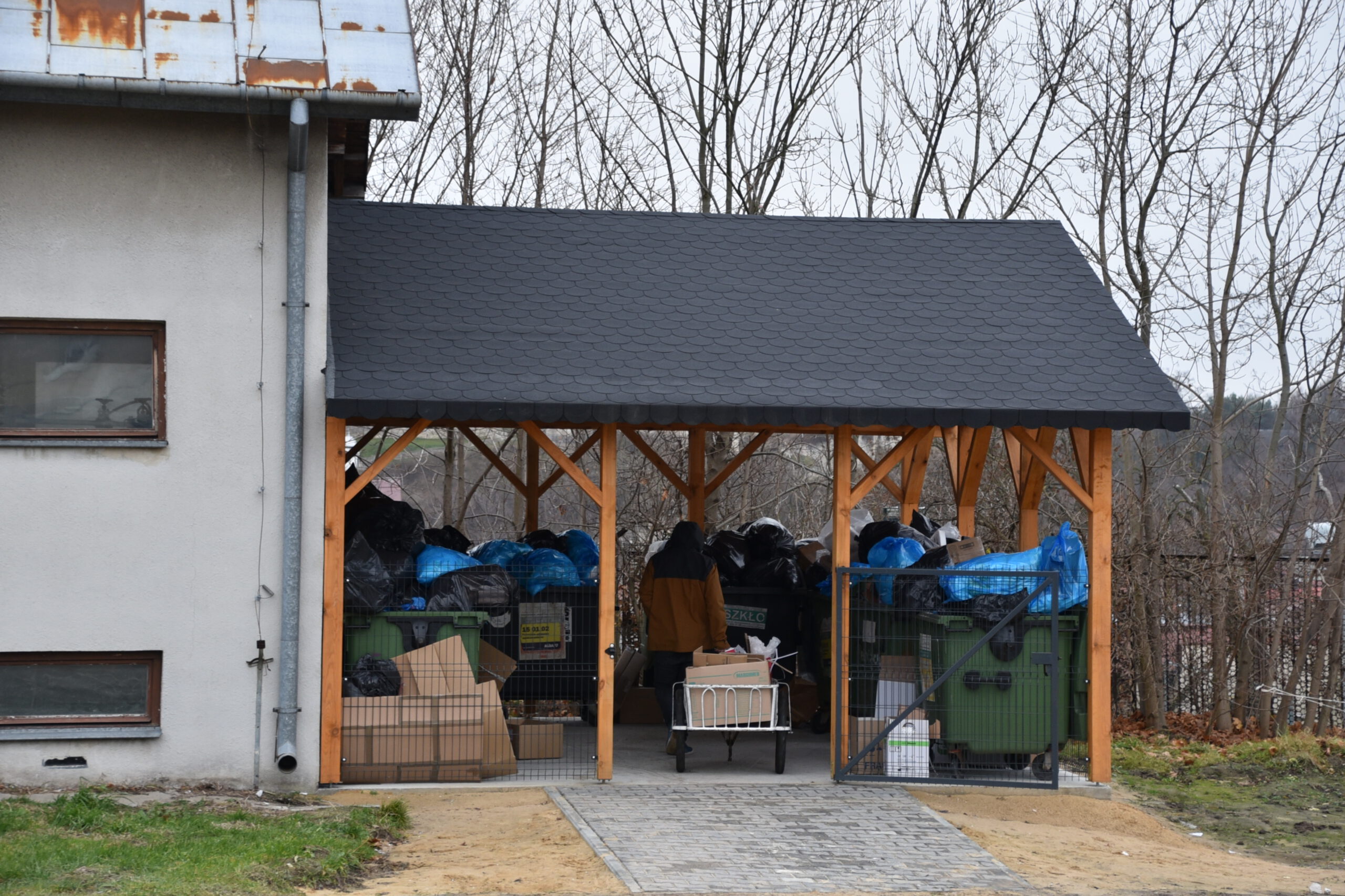 DSC_5397 szpital iłża wiata na odpady