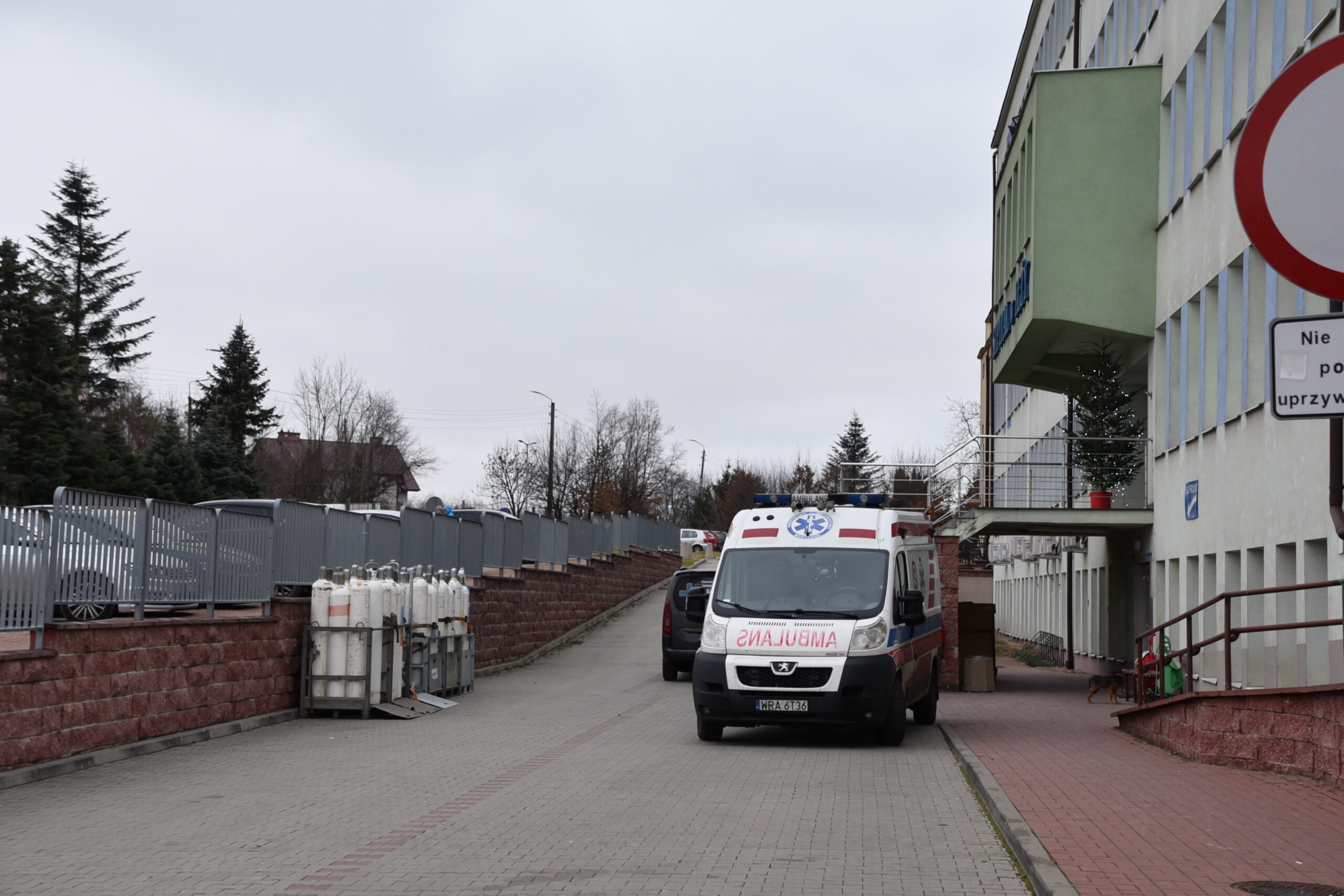 DSC_5403 szpital iłża budynek karetka