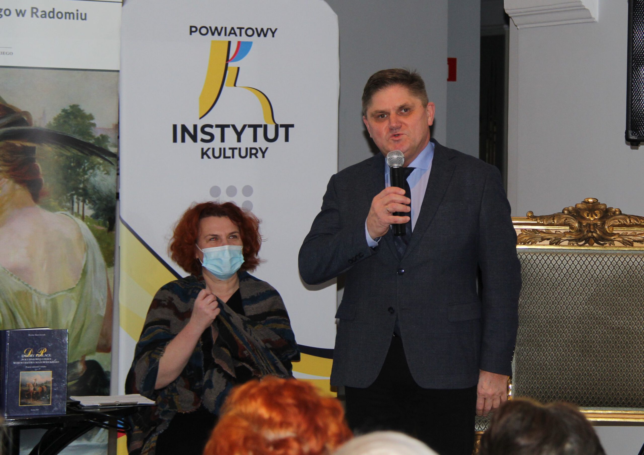 aIMG_3621 dyrektor muzeum przemawia, w tle dyrektor PIK, promocja książki M. Kowalika "Dwory i Pałace"