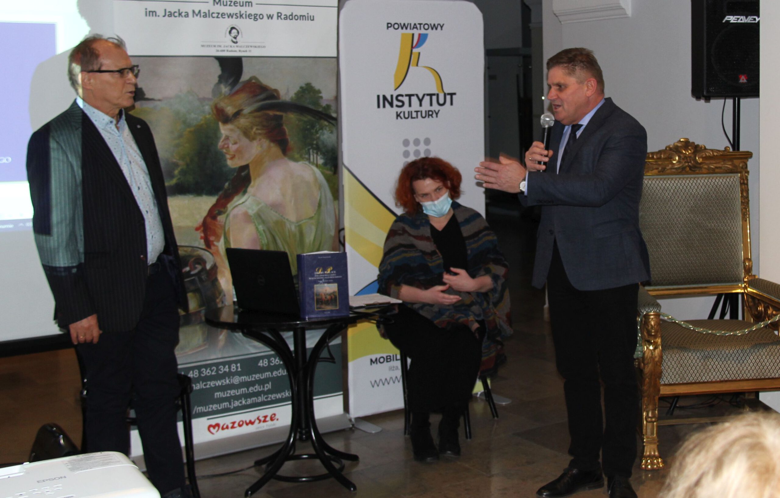 aIMG_3625 dyrektor muzeum przemawia, obok autor, promocja książki M. Kowalika "Dwory i Pałace"