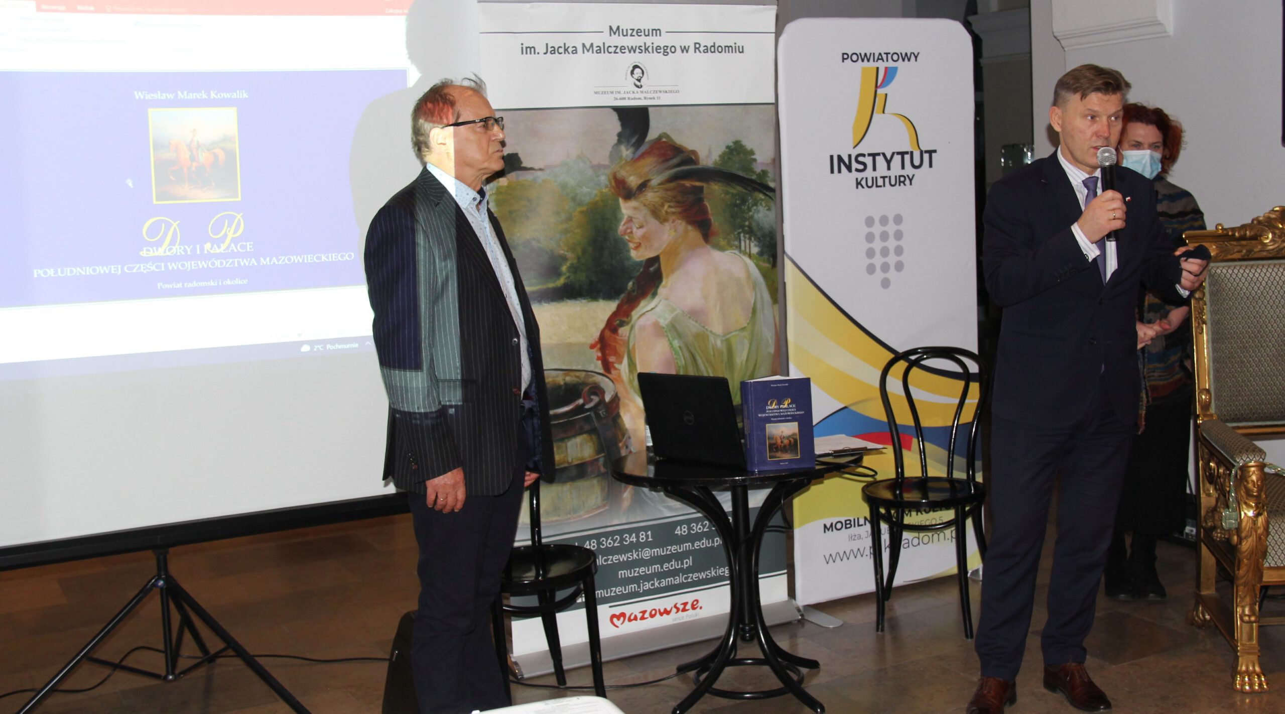 aIMG_3634 starosta przemawia, obok autor i dyrektor muzeum, promocja książki M. Kowalika "Dwory i pałace"