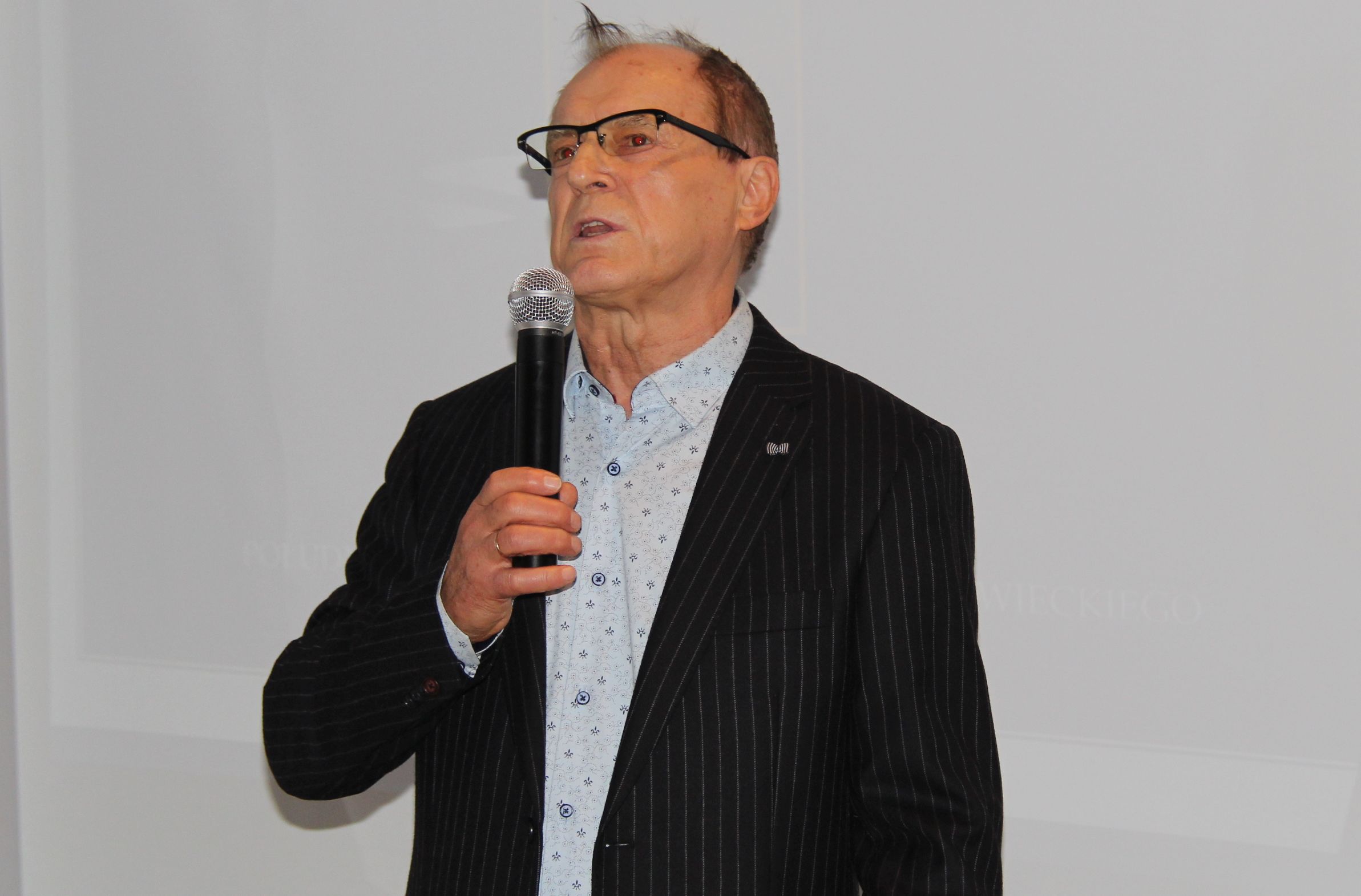 aIMG_3640 autor stoi i opowiada, promocja książki M. Kowalika "Dwory i pałace"