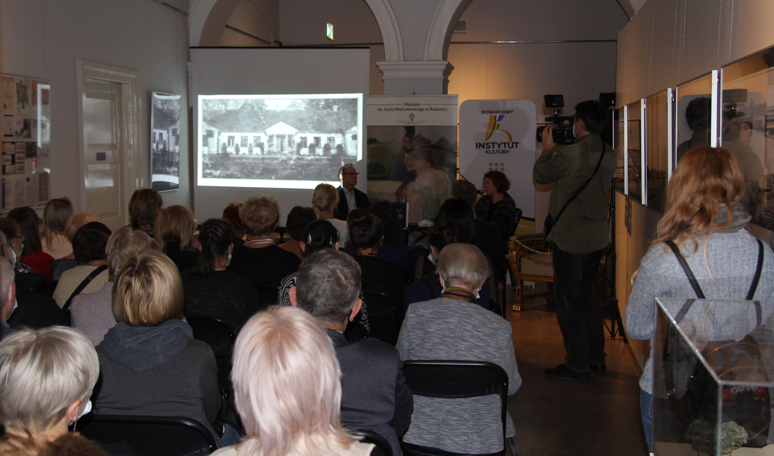 aIMG_3645 widownia ogląda pokaz slajdów, promocja książki M. Kowalika "Dwory i pałace"