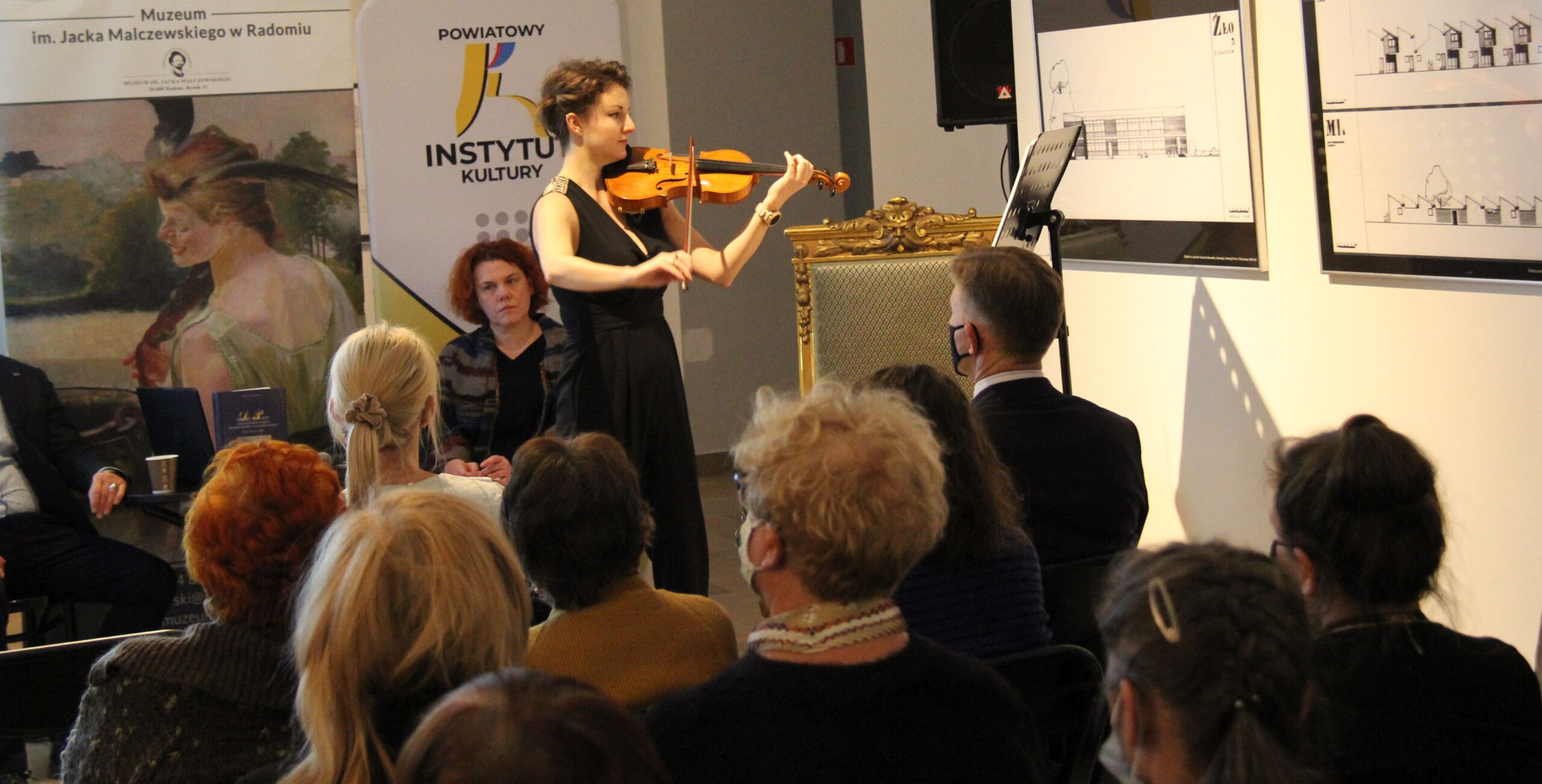 aIMG_3650 widownia słucha koncertu skrzypaczki, promocja książki M. Kowalika "Dwory i pałace"