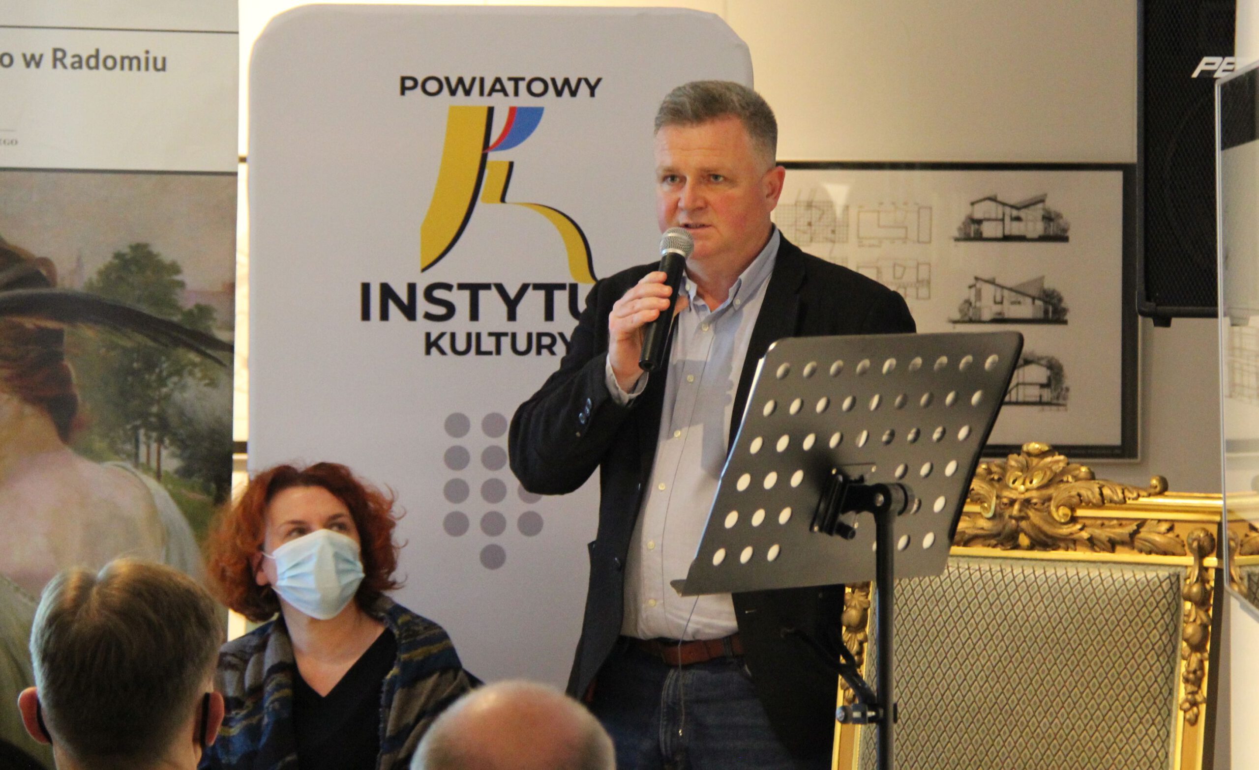 aIMG_3656 historyk przemawia, promocja książki M. Kowalika "Dwory i pałace"