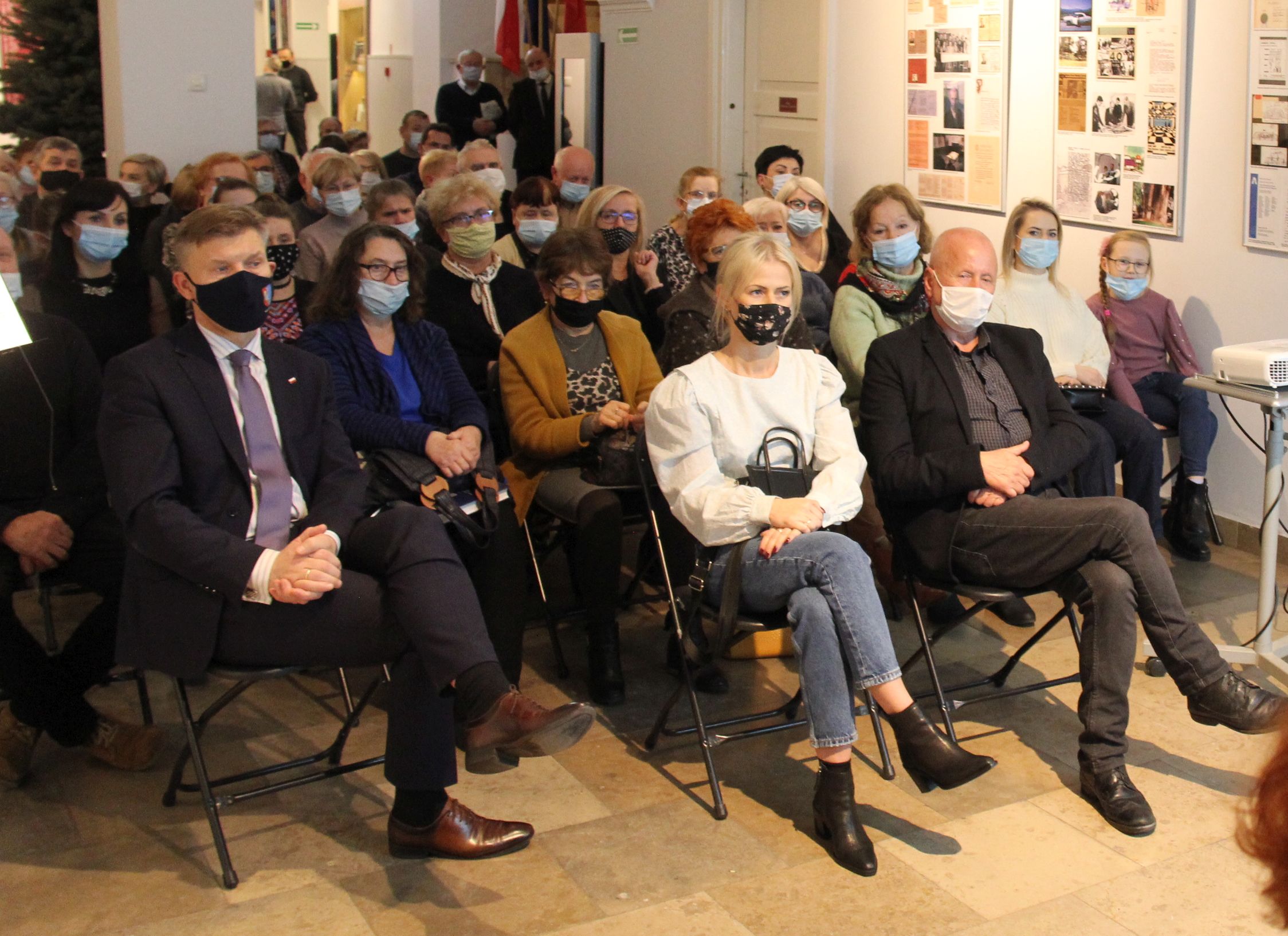 aIMG_3659 na krzesłach na widowni siedzą różne osoby, promocja książki M. Kowalika "Dwory i Pałace" w Radomiu