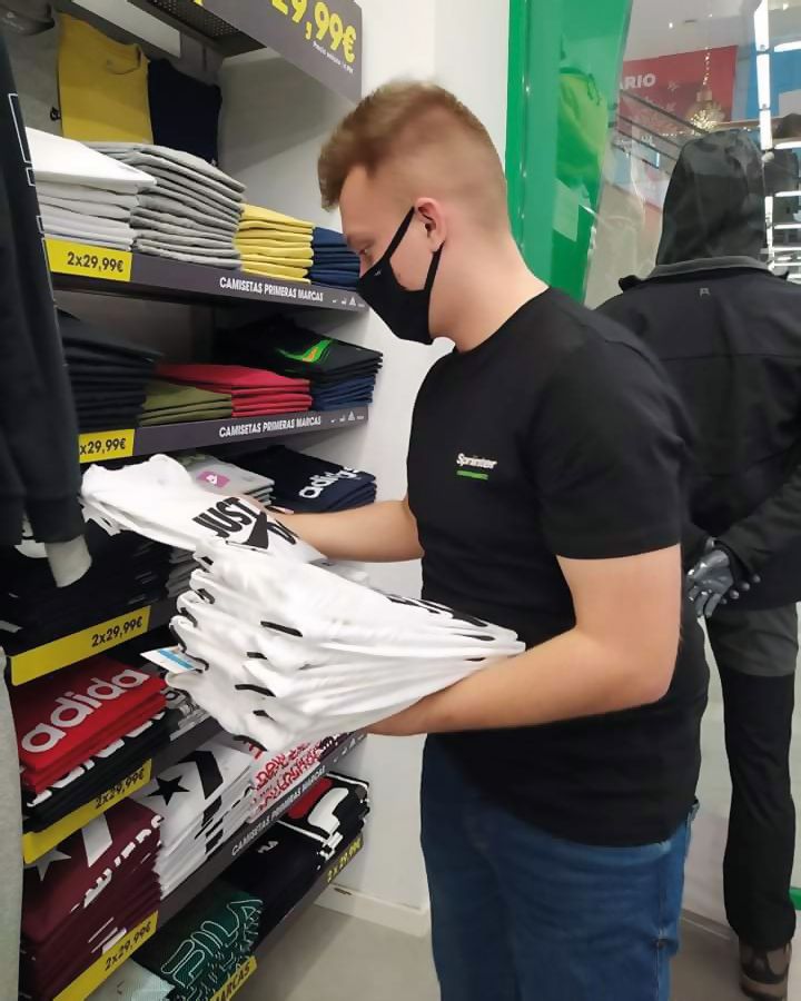 ckziu2 uczeń w maseczce, układa towar w sklepie odzieżowym, praktyki zawodowe w Sewilli, CKZiU Pionki