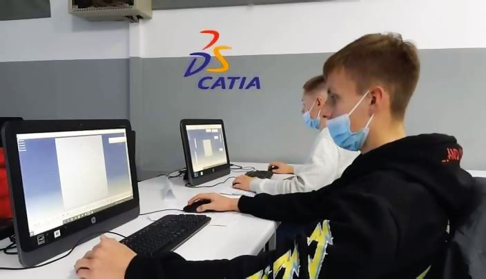 ckziu3 uczniowie w maseczkach przy komputerach, praktyki zawodowe w Sewilli, CKZiU Pionki