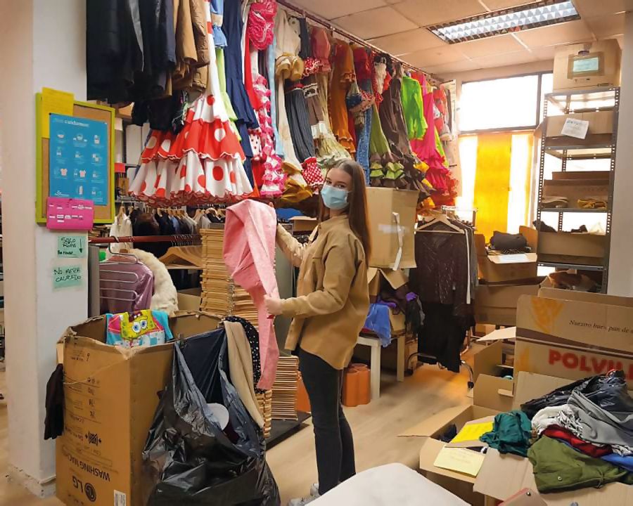 ckziu4 uczennica w maseczce w sklepie odzieżowym, praktyki zawodowe w Sewilli, CKZiU Pionki