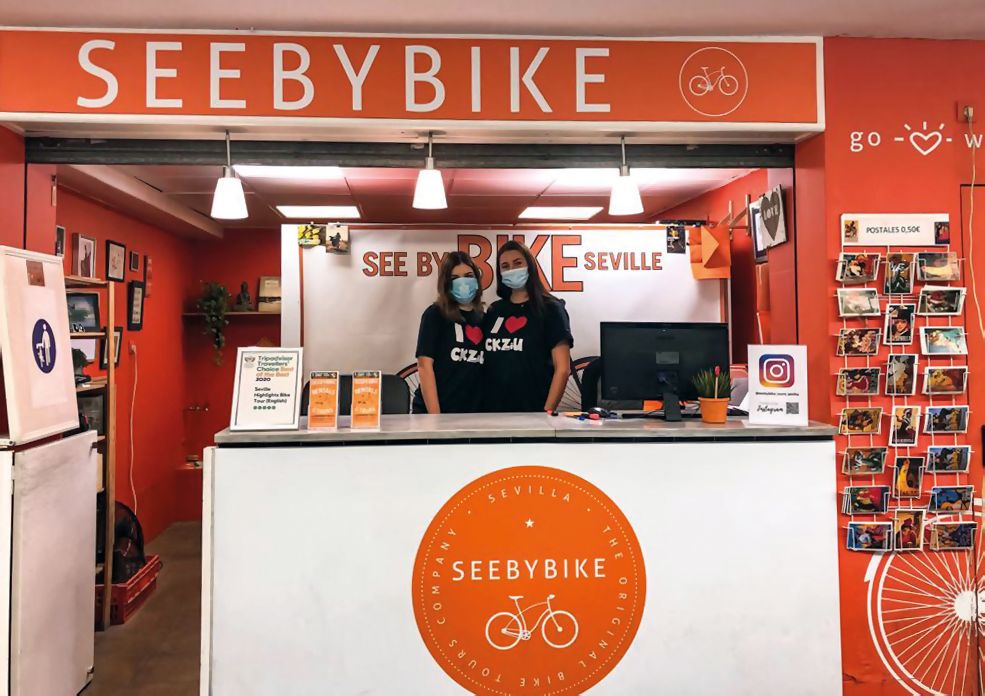 ckziu5 uczennice w maseczkach w recepcji wypożyczalni rowerów w Sewilli, praktyki zawodowe w Sewilli, CKZiU Pionki