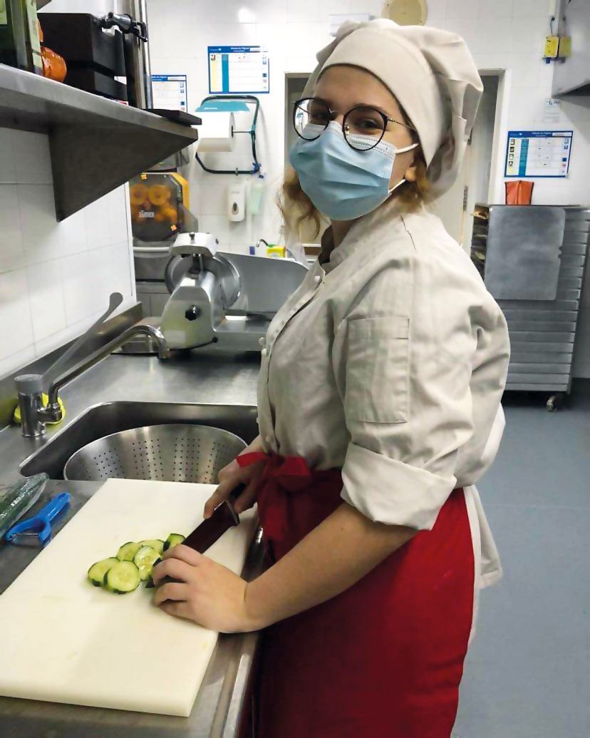 ckziu6 uczennica pracuje w kuchni, kroi ogórki, praktyki zawodowe w Sewilli, CKZiU Pionki