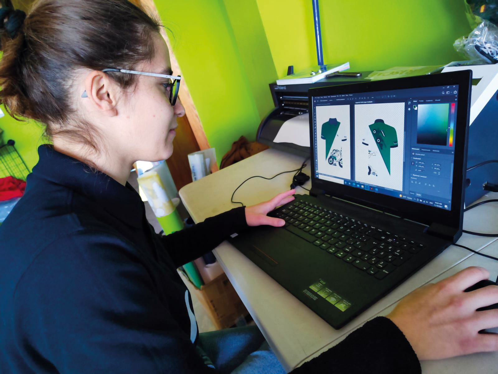 ckziu7 uczennica pracuje na komputerze, grafika komputerowa, projektowanie, praktyki zawodowe w Sewilli, CKZiU Pionki