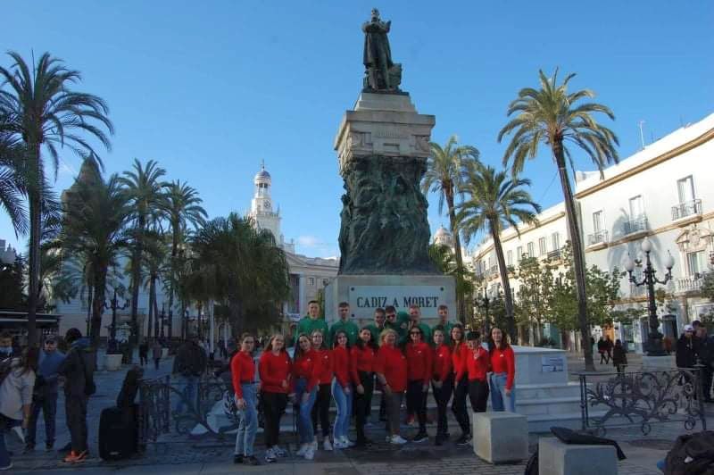 ckziu8 grupa młodzieży pozuje pod pomnikiem, praktyki zawodowe w Sewilli, CKZiU Pionki