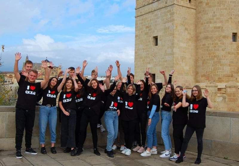 ckziu9 grupa młodzieży cieszy się, wznosi ręce, praktyki zawodowe w Sewilli, CKZiU Pionki