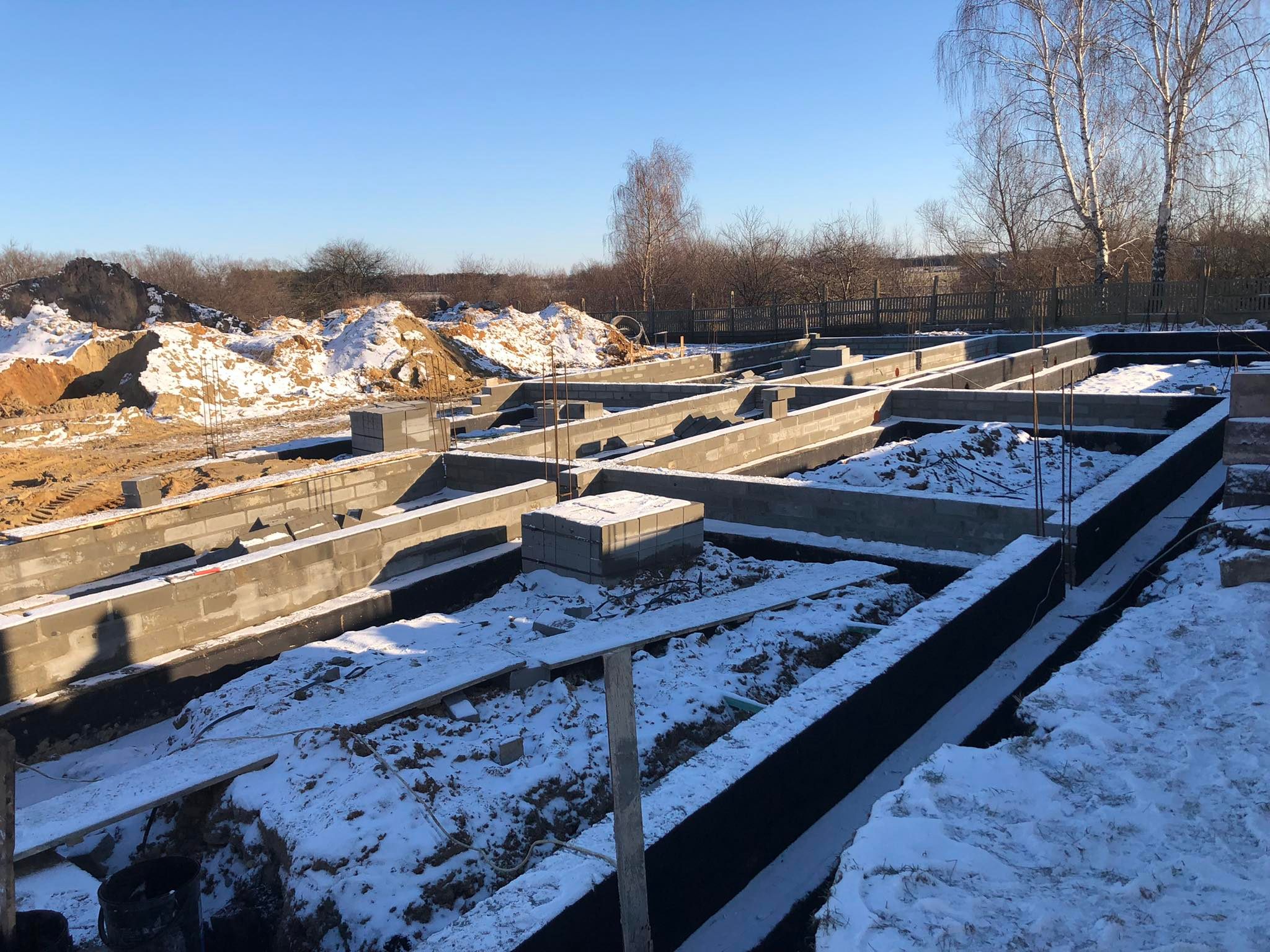261707008_478833553594987_2637395677227030399_n Plac budowy pokryty lekkim śniegiem. Fundamenty i szalunki.