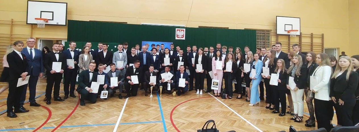 ZSP Iłza - zdjęcie maturzyści