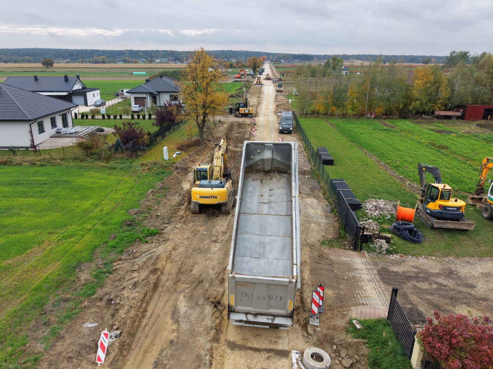 Rosną kolejne kilometry nowej drogi powiatowej w stronę Polan. Ten szlak przemierza przez trzy gminy